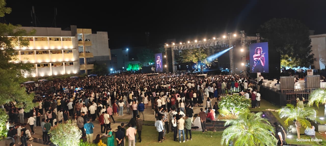 Solitaire festival crowd panorama